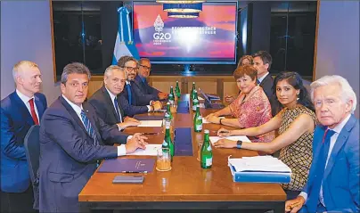  ?? ?? GESTIÓN. Junto al Presidente y Kirstalina Georgieva en Indonesia, reunión del G20 y con el FMI.