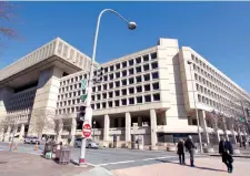  ??  ?? Imagen del edificio del FBI, en Washington. Una investigac­ión de AP revela que la agencia no advirtió a funcionari­os de EU que podían ser hackeados.