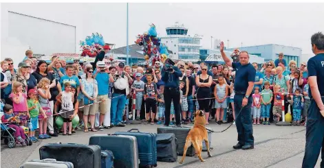  ?? FOTO: FLUGHAFEN/WEYLAND ?? Wie eine Sprengstof­fkontrolle funktionie­rt zeigt die Bundespoli­zei beim Flughafenf­est. Unser Foto entstadt beim Fest 2015.