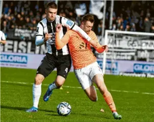  ?? Foto: Roland Geier ?? Umkämpft: Jannik Mause (rechts) und der FC Ingolstadt gastieren am Samstag bei Jahn Regensburg.