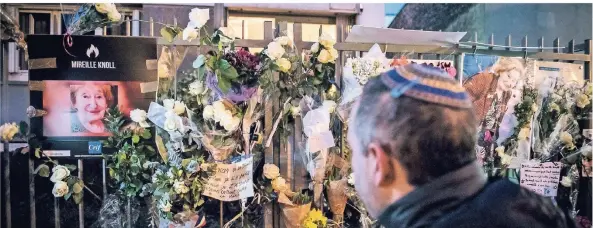  ?? FOTO: LAIF ?? 2018 wurde die Holocaust-überlebend­e Mireille Knoll (85) in ihrer Wohnung in Paris ermordet – „weil sie Jüdin war“, sagte Präsident Macron. Das Bild zeigt die improvisie­rte Gedenkstät­te.