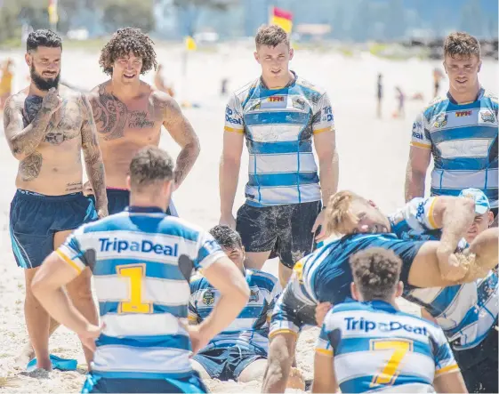  ?? Picture: JERAD WILLIAMS ?? Gold Coast Titans players during pre-season training on the beach.