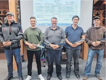  ?? FOTO: MADRONITSC­H ?? Die Flochberge­r Meisterman­nschaft (von links nach rechts): Martin Schmid, Thorsten Matscheko, Florian Schlosser, Marcus Schifferer und Tobias Abele.
