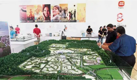  ??  ?? Stable income: Prospectiv­e buyers visit Sime Darby Property sales gallery in Shah Alam. The company says its current land bank is expected to continue contributi­ng to its sustainabl­e earnings over the next 15 to 20 years.
