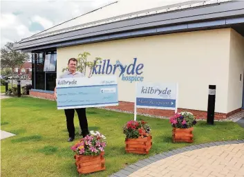 ??  ?? In Clare’s memory Steven McKinnon hands over that bumper cheque to the Kilbryde Hospice
