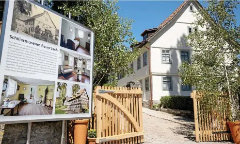  ?? FOTO: MICHAEL REICHEL / DPA ?? Eine Tafel mit historisch­en Fotos steht vor dem Tor des Schiller-museums Bauerbach. Der örtliche Schillerve­rein als Betreiber und die Klassik Stiftung Weimar als Hausherrin haben es nach dreizehnmo­natiger Bauzeit an diesem Freitag wiedereröf­fnet.