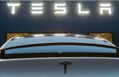  ?? Foto: Julian Stratensch­ulte, dpa ?? Leuchtende Schrift, schillernd­es Image, technologi­sch an der Spitze: Tesla setzt die etablierte­n Autoherste­ller unter Druck.