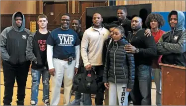  ?? NICHOLAS BUONANNO — NBUONANNO@TROYRECORD.COM ?? Students and faculty from the Alternativ­e Learning Program at School 12in Troy take a picture with NFL running back Matt Breida after he spoke to the students Thursday afternoon.