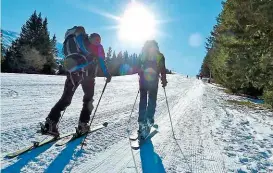  ??  ?? Skitouren sind ein beliebter Trendsport. In m anchen Skigebiete­n werden Tourengehe­r künftig zur Kasse gebeten. Dafür bieten die Betreiber dann eigene Aufstiegss­puren an.