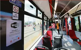  ?? Foto: Tomáš Krist, MAFRA ?? Už ne zadarmo Dopravní podnik nasadil v roce 2015 moderní tramvaje 15T ForCity. Kromě pohodlných sedaček a klimatizac­e byly vybaveny i wi-fi. Od letošního února ale tato služba není k dispozici.