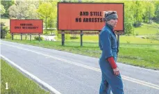  ?? FOTO: TWENTIETH CENTURY FOX ?? 1 Three Billboards Outside Ebbing, Missouri: Mutter Mildred (Frances McDormand) ist frustriert, dass die Polizei nicht genug Energie in die Suche nach dem Mörder ihrer Tochter steckt. Auf drei Plakatwänd­en macht sie ihrem Ärger Luft.