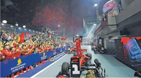  ?? FOTO: DPA ?? Endlich wieder einer dieser italienisc­hen Momente im Leben: Sebastian Vettel lässt sich in Singapur von seiner Ferrari-Crew als Sieger feiern.