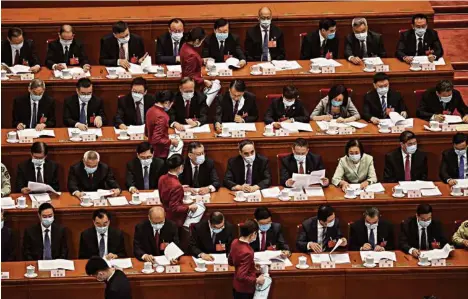  ?? (LEO RAMIREZ/AFP) ?? Les députés chinois sont apparus le visage barré par un masque lors de la cérémonie d’ouverture de l’Assemblée nationale du peuple.