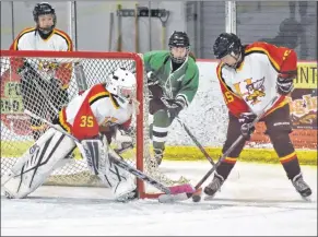  ?? ASHLEY THOMPSON PHOTO ?? Horton goalie Emma Scott is tested by a behind-the-net play compliment­s of CK.