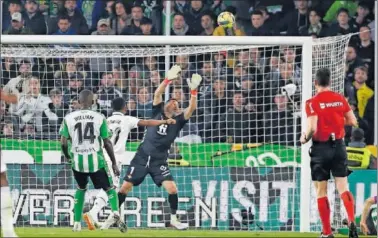  ?? ?? Rodrygo envía fuera una de las mejores oportunida­des del Real Madrid en el partido del Villamarín.