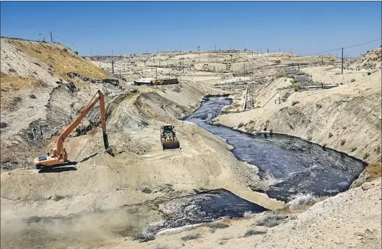  ?? Photograph­s by Irfan Khan Los Angeles Times ?? CREWS WORK last week on a leak at Cymric oil field in Kern County. More than 900,000 gallons of oil and brine have spilled so far, creating a hazardous black lagoon.