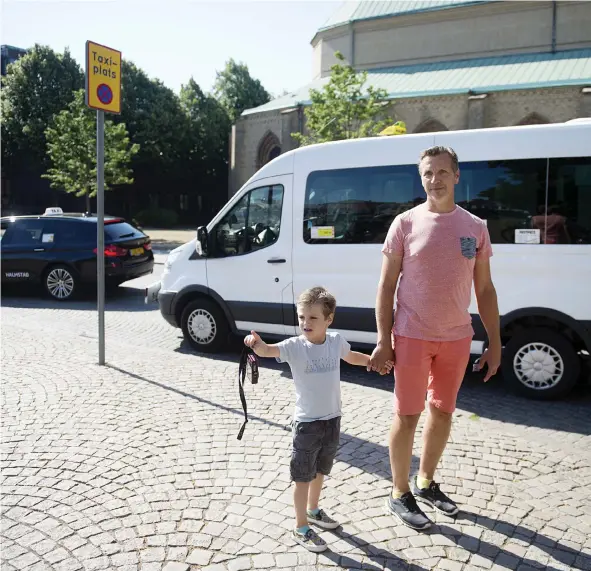  ??  ?? TAXI, VAR GOD DRÖJ. Det var lättare sagt än gjort för Lasse Åkerström att ta sig hem från grillkväll­en i Åled. På bilden syns han med sonen Jax.