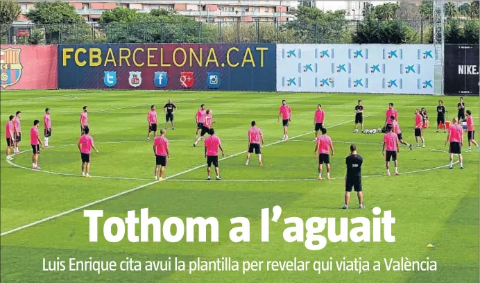  ?? XAVIER GÓMEZ ?? Implicats. Tota la plantilla del Barça participa en un rondo al començamen­t de l’entrenamen­t d’ahir, que va aplegar 25 jugadors a la ciutat esportiva