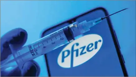  ??  ?? Selon le laboratoir­e Pfizer, la protection des patients a été obtenue vingt-huit jours après la première injection.