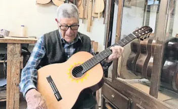  ??  ?? Manuel Rubio Cano tiene 94 años y desde 1941 se ha dedicado a la elaboració­n de instrument­os de cuerda en Paracho.