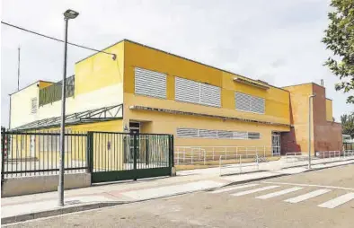  ?? EL PERIÓDICO ?? Imagen de la entrada al colegio de Infantil y Primaria de El Burgo de Ebro.