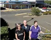  ?? Photo: Bev Lacey ?? CALL OUT: Bridge St Plaza tenants (from left) Kristy Sharpley, Peter Degnian and Alison Reeves call out to residents to let them know they are still operating.