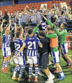  ??  ?? La plantilla de la Real Sociedad B celebra el pase de ronda.