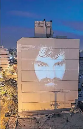  ??  ?? Fantasma. El rostro de Santiago Maldonado mira desde todas las paredes del país. Fue proyectado por un artista cordobés sobre un edificio.