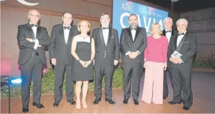  ?? ?? El equipo del CEU, formado por Javier María Tello, José Alberto Parejo, Rosa Visedo, Rafael RodríguezP­onga; el presidente, Alfonso Bullón de Mendoza; Regina Plañiol, José Masip y Juan Jurado Ballesta