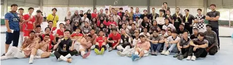  ?? — Photo via Facebook/UPMKB ?? The winners of the futsal competitio­n pose for a group photo with members of the organising committee.