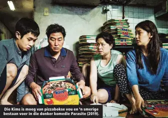  ??  ?? Die Kims is moeg van pizzabokse vou en ’n smerige bestaan voer in die donker komedie Parasite (2019).