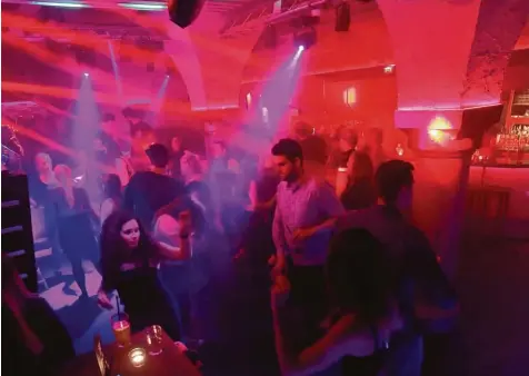  ?? Fotos: Michael Hochgemuth, Alexander Rupflin ?? Disco Feeling im Mo Club: Wer hierher kommt, kann zu Mainstream Musik tanzen und auch mal mitsingen.