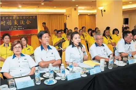  ?? — Photo taken from Terengganu Mca state Liaison committee’s Facebook page ?? Working together: Ong (centre) speaking at the dialogue with local chinese associatio­ns in Kuala Terengganu.