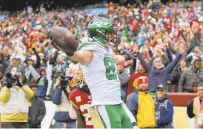  ?? WASHINGTON POST FILE
JOHN MCDONNELL/THE ?? New York Jets tight end Daniel Brown, from Isle of Wight Academy, celebrates in 2019 after one of his two lifetime NFL touchdown catches. It came in a 34-17 victory at Washington.