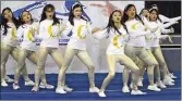  ?? FOTO: DIKA/DETEKSI ?? SHINING: Clique, tim dance pendamping tim basket putri SMA St Louis 1 Surabaya, tampil energik dengan gerakan yang seksi dan kostum serbaemas.