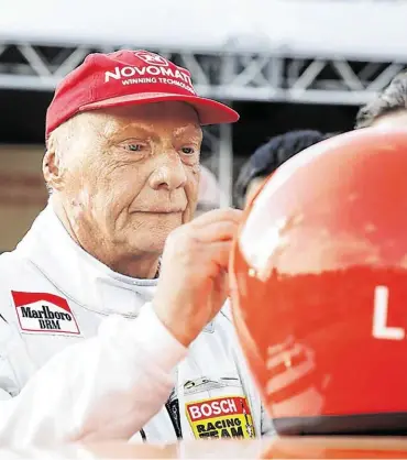  ??  ?? Niki Lauda konfrontie­rt mit der eigenen Renn-Vergangenh­eit: Zum Legendenre­nnen heuer in Spielberg brachte er seine alte Ausrüstung mit.