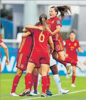  ?? FOTO:SEFUTBOL ?? Las españolas celebran uno de los goles a EEUU