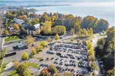  ?? FOTO: CF ?? Über dem Karl-Bever-Parkplatz können sich sogar die Bunten ein einfaches Parkdeck vorstellen. Auch der Busparkpla­tz soll zur Gartenscha­u als Pkw-Parkplatz dienen.