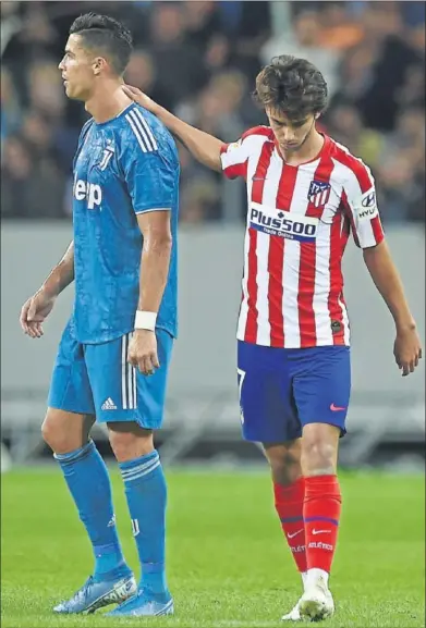  ??  ?? EL TESTIGO. Joao Félix le da a Cristiano un toque cariñoso en el cuello tras el segundo de sus goles en el Atleti-Juve.