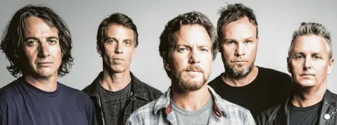  ?? Foto: Danny Clinch ?? Grunge-Veteranen: (von links) Stone Gossard, Matt Cameron, Eddie Vedder, Jeff Ament und Mike McCready sind Pearl Jam.