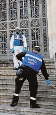  ?? // JAIME GARCÍA ?? Soldados de la Unidad Militar de Emergencia­s desinfecta­n el acceso a la Biblioteca Nacional (Madrid) en mayo de 2020