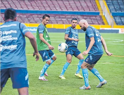  ?? API ?? Concentrac­ión. Los jugadores de Universida­d Católica se han sentido perjudicad­os en las últimas semanas. El domingo jugarán contra Delfín en el estadio Jocay de Manta.