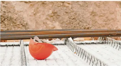  ?? FOTO: KAI REMMERS/
DPA ?? Kommen die Arbeiten auf der Baustelle in Verzug, müssen Bauunterne­hmen dafür einen Grund nennen. Ein pauschales Schreiben reicht nicht aus.