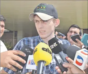  ??  ?? Bernhard Blatz Friessen sí lucía más fuerte que su compañero Franz. Incluso, habló con la prensa y bromeó sobre los 12 kilos que bajó.