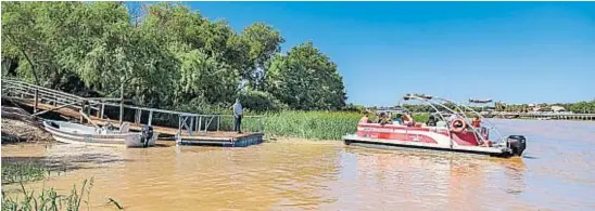  ?? TURISMO PARANA ?? EMBARCADOS. La navegación por el río es una alternativ­a interesant­e para conocer rincones secretos del Paraná.