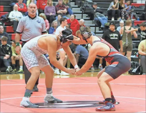  ?? Larry Greeson ?? Calhoun and Sonoravill­e Wrestling battle on the mat at Sonoravill­e High School on Wednesday.