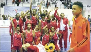  ?? FUENTE EXTERNA ?? Integrante­s del equipo de baloncesto femenino de la zona Metropolit­ana festejan luego de coronarse campeonas del evento.