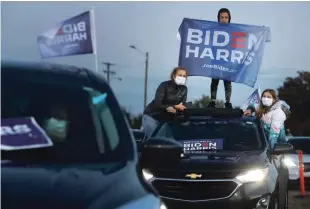  ?? Foto Chip Somodevill­a/AFP ?? Prebivalci mesta Novi v zvezni državi Michigan s streh avtomobilo­v pozdravlja­jo demokratsk­ega predsedniš­kega kandidata Joeja Bidna.