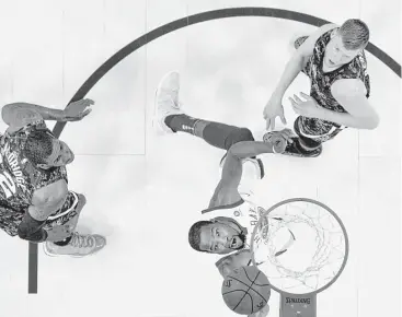  ?? Carlos Avila Gonzalez / San Francisco Chronicle ?? The Warriors’ Kevin Durant gets inside the Spurs’ defense for a layup during a March meeting at Oracle Arena in Oakland, Calif. The Spurs know it will take much better defense to pull out a playoff win there.