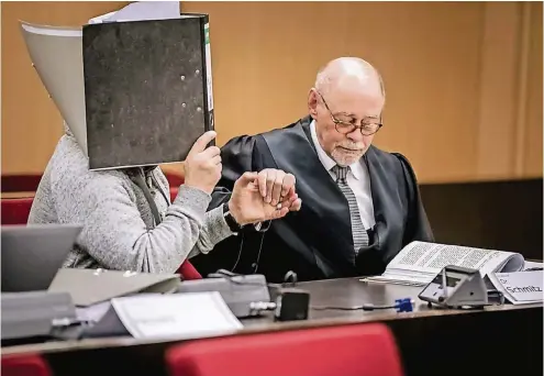  ?? RP-FOTO: ANDREAS ENDERMANN ?? Zum Prozessauf­takt verbarg der Angeklagte Ralf S. sein Gesicht hinter einem Aktenordne­r.